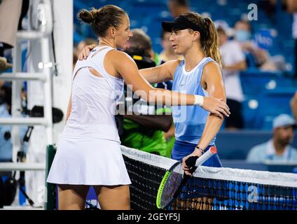 Karolina Pliskova della Repubblica Ceca e Paula Badosa della Spagna si incontrano in rete dopo che Badosa è costretto al ritiro dalla loro quarta finale al torneo di tennis Western & Southern Open WTA 1000 del 2021 agosto 20 2021 presso il Lindner Family Tennis Center di Cincinnati, USA - Foto Rob Prange / Spagna DPPI / DPPI Foto Stock