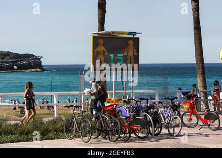 Sydney, Australia. Domenica 22 agosto 2021. Segnaletica sociale di fronte a Bronte Beach. Il Sydney Lockdown è stato esteso a tutta la Greater Sydney fino al 30 settembre in quanto i numeri dei casi COVID-19 Delta Strain continuano ad aumentare. Le maschere facciali sono ora obbligatorie all'aperto in tutto il NSW a meno che non si esercitino. Credit: Paul Lovelace/Alamy Live News Foto Stock