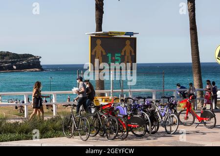 Sydney, Australia. Domenica 22 agosto 2021. Segnaletica sociale di fronte a Bronte Beach. Il Sydney Lockdown è stato esteso a tutta la Greater Sydney fino al 30 settembre in quanto i numeri dei casi COVID-19 Delta Strain continuano ad aumentare. Le maschere facciali sono ora obbligatorie all'aperto in tutto il NSW a meno che non si esercitino. Credit: Paul Lovelace/Alamy Live News Foto Stock