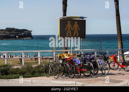 Sydney, Australia. Domenica 22 agosto 2021. Segnaletica sociale di fronte a Bronte Beach. Il Sydney Lockdown è stato esteso a tutta la Greater Sydney fino al 30 settembre in quanto i numeri dei casi COVID-19 Delta Strain continuano ad aumentare. Le maschere facciali sono ora obbligatorie all'aperto in tutto il NSW a meno che non si esercitino. Credit: Paul Lovelace/Alamy Live News Foto Stock