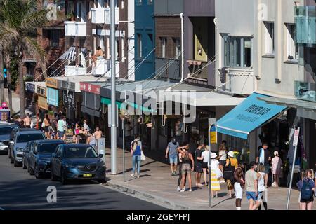 Sydney, Australia. Domenica 22 agosto 2021. Vista generale su Bronte Road e ristoranti e caffetterie di fronte a Bronte Beach. Il Sydney Lockdown è stato esteso a tutta la Greater Sydney fino al 30 settembre in quanto i numeri dei casi COVID-19 Delta Strain continuano ad aumentare. Le maschere facciali sono ora obbligatorie all'aperto in tutto il NSW a meno che non si esercitino. Credit: Paul Lovelace/Alamy Live News Foto Stock