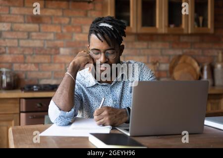 Messa a fuoco Black misto gara studente scrivere note Foto Stock