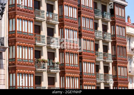 Facciate classiche della città vecchia di Bilbao in Spagna Foto Stock