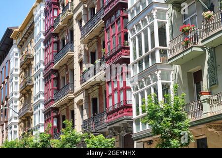 Alcune facciate classiche della città vecchia di Bilbao in Spagna Foto Stock