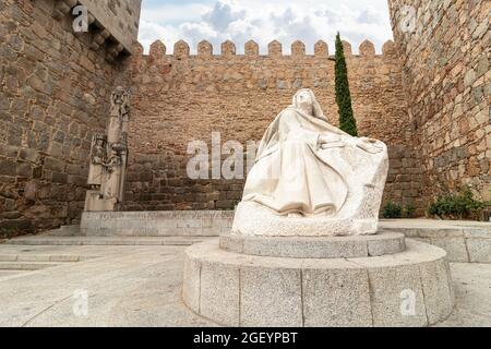 Avila, Spagna - 9 settembre 2017: Santa Teresa de Jesús scultura famosa nel centro di Ávila. Foto Stock