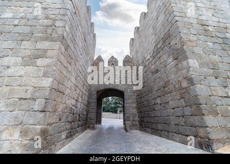 Ingresso principale della città di Avila, nelle mura difensive di granito Foto Stock