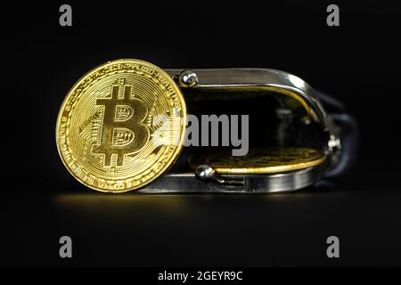 Moneta di valuta Crypto in portafoglio in pelle su sfondo nero bitcoin ethereum litecoin, tecnologia, risparmiare, business e concetto finanziario Foto Stock