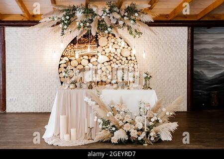 Arredamento del ristorante per matrimoni per il ricevimento degli ospiti con tovaglioli eleganti, fiori naturali carini Foto Stock