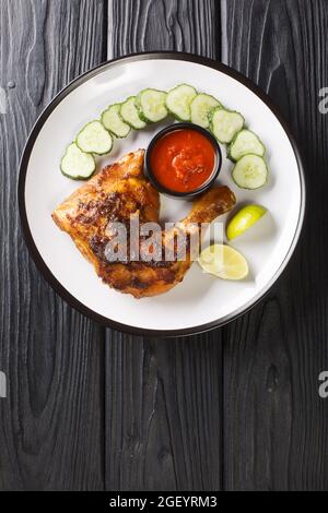 Ayam Bakar è un piatto di pollo alla griglia marinato in kecap manis, olio di cocco, scalogno, aglio, peperoncino, coriandolo, succo di tamarindo, lattina Foto Stock
