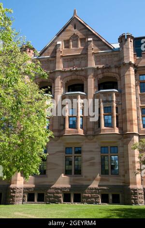 Sydney Australia, Land Titles Office un edificio neo-gotico a tre piani completato nel 1913. Facciata orientale in arenaria in primavera mattina. Foto Stock