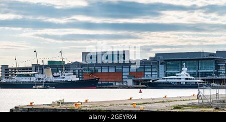 Yacht di lusso Triple Seven ormeggiato da Ocean Terminal, Leith Docks, Edimburgo, Scozia, Regno Unito Foto Stock