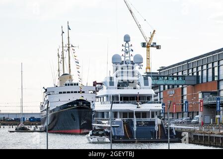 Yacht di lusso Triple Seven ormeggiato da Ocean Terminal, Leith Docks, Edimburgo, Scozia, Regno Unito Foto Stock