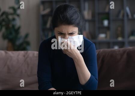 La donna indiana malsana soffre di febbre a casa Foto Stock