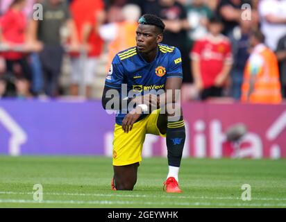 Paul Pomba del Manchester United prende il ginocchio prima di iniziare la partita della Premier League al St. Mary's Stadium di Southampton. Data foto: Domenica 22 agosto 2021. Foto Stock