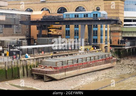 Walbrook Wharf, un molo di trasporto operativo nel Porto di Londra situato nella Città di Londra adiacente alla stazione di Cannon Street. Foto Stock