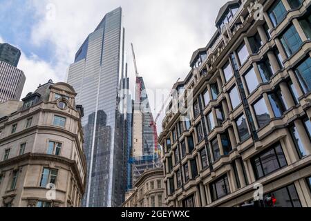 22 Bishopsgate Tower e il nucleo di costruzione di 8 Bishopsgate Tower vista dalle strade della City of London sottostanti. Londra - 22 agosto 2021 Foto Stock