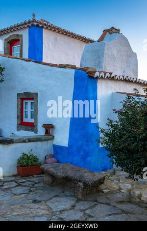 Dettaglio di una casa tradizionale dipinta in bianco e blu, vicino Mafra, Portogallo. Foto Stock