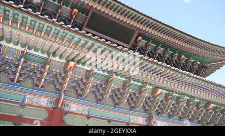Vista ravvicinata sul tetto colorato di un edificio tradizionale in corea, il tempio buddista asiatico ornamenti soffitto tetti architettura. Foto Stock