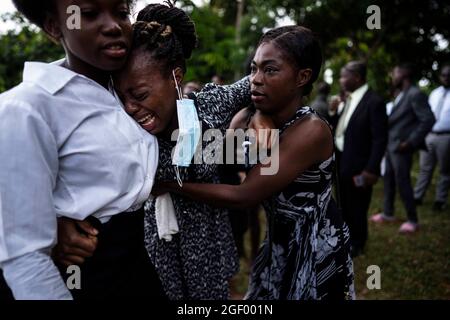 (210822) -- LES CAYES, 22 agosto 2021 (Xinhua) -- una donna grida quando frequenta un funerale del suo parente morto del terremoto a Marceline, vicino a Les Cayes, Haiti, il 21 agosto 2021. (Xinhua/David de la Paz) Foto Stock