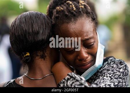 (210822) -- LES CAYES, 22 agosto 2021 (Xinhua) -- una donna grida quando frequenta un funerale del suo parente morto del terremoto a Marceline, vicino a Les Cayes, Haiti, il 21 agosto 2021. (Xinhua/David de la Paz) Foto Stock