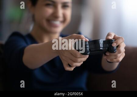 Primo piano di emozionante donna indiana giocare video gioco Foto Stock