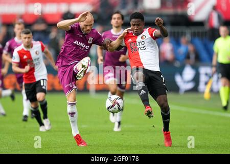 ROTTERDAM, PAESI BASSI - AGOSTO 22: Luis Sinisterra di Feyenoord, Gerrit Nauber di Passi pure aquile durante la partita olandese di Eredivie tra Feyenoord e le aquile di Passi pure allo Stadion Feijenoord De Kuip il 22 Agosto 2021 a Rotterdam, Paesi Bassi (Foto di Yannick Verhoeven/Orange Pictures) Foto Stock