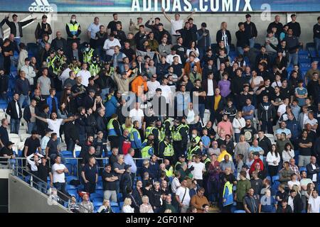 La polizia e gli steward si muovono in disturbo nella parte lontana dei tifosi di Millwall. EFL Skybet Championship Match, Cardiff City contro Millwall al Cardiff City Stadium di Cardiff, Galles, sabato 21 agosto 2021. Questa immagine può essere utilizzata solo per scopi editoriali. Solo per uso editoriale, licenza richiesta per uso commerciale. Nessun uso in scommesse, giochi o un singolo club / campionato / giocatori pubblicazioni. pic di Andrew Orchard / Andrew Orchard sport fotografia / Alamy Live news Foto Stock