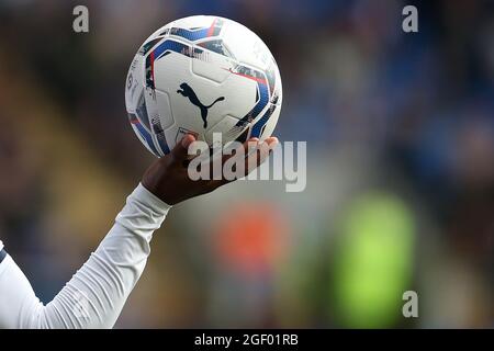 Un primo piano della partita come Mahlon Romeo del Millwall FC si prepara a fare un tiro. EFL Skybet Championship Match, Cardiff City contro Millwall al Cardiff City Stadium di Cardiff, Galles, sabato 21 agosto 2021. Questa immagine può essere utilizzata solo per scopi editoriali. Solo per uso editoriale, licenza richiesta per uso commerciale. Nessun uso in scommesse, giochi o un singolo club / campionato / giocatori pubblicazioni. pic di Andrew Orchard / Andrew Orchard sport fotografia / Alamy Live news Foto Stock