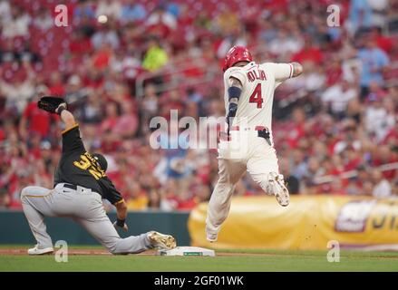 I St. Louis Cardinals Yadier Molina battono appena il tiro selvaggio alla prima base come Pittsburgh Pirates primo baseman Yoshi Tsutsogo non può venire con la sfera, nel quarto inning allo stadio di Busch a St. Louis il 21 agosto 2021. Foto di Bill Greenblatt/UPI Foto Stock