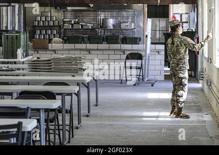 Un soldato con la seconda squadra di combattimento di brigata corazzata, la prima divisione armorata apre le persiane nella sala da pranzo sul complesso di Dona Ana Range vicino a Fort Bliss, New Mexico, il 19 agosto 2021. Il Dipartimento della Difesa, a sostegno del Dipartimento di Stato, fornisce trasporto e alloggio temporaneo a sostegno dell'operazione Allees Refuge. Questa iniziativa segue l'impegno dell'America nei confronti dei cittadini afghani che hanno aiutato gli Stati Uniti e fornisce loro un sostegno essenziale in luoghi sicuri al di fuori dell'Afghanistan. Foto dello staff Sgt. Michael West/Stati Uniti Esercito/UPI Foto Stock