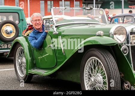 Kilmarnock, Regno Unito. 22 agosto 2021. L'Ayrshire Classic Car Club ha ospitato un'esposizione di auto classiche e d'epoca, con 120 auto, camion e autobus con proprietari provenienti da tutto il Regno Unito. Fortunatamente le restrizioni di Covid sono state rilassate e lo spettacolo è stato permesso di avanzare ed è la prima esposizione del suo genere organizzata dal Club dell'automobile, da marzo 2020. RODDY GOODING seduto nel suo PA da 1934 MG. Credit: Findlay/Alamy Live News Foto Stock