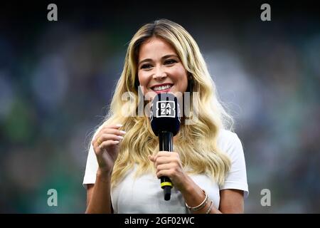 Milano, Italia. 21 agosto 2021. Diletta Leotta, ancora di trasmissioni DAZN, sorride prima della Serie A partita di calcio tra FC Internazionale e Genova CFC. Credit: Nicolò campo/Alamy Live News Foto Stock