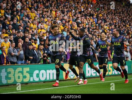 Wolverhampton, Regno Unito. 22 agosto 2021. Festeggiamenti dopo il traguardo di apertura di DELE Alli of Spurs durante la partita della Premier League tra Wolverhampton Wanderers e Tottenham Hotspur a Molineux, Wolverhampton, Inghilterra, il 22 agosto 2021. Foto di Andy Rowland. Credit: Prime Media Images/Alamy Live News Foto Stock