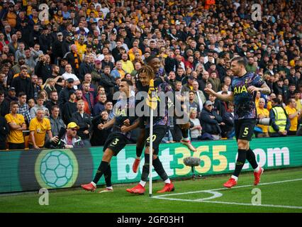 Wolverhampton, Regno Unito. 22 agosto 2021. Festeggiamenti dopo il traguardo di apertura di DELE Alli of Spurs durante la partita della Premier League tra Wolverhampton Wanderers e Tottenham Hotspur a Molineux, Wolverhampton, Inghilterra, il 22 agosto 2021. Foto di Andy Rowland. Credit: Prime Media Images/Alamy Live News Foto Stock