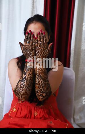 Tatuaggio Heena splendidamente decorato. Sposa con Mehandi Design. Matrimonio indiano. Foto Stock