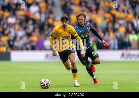 Wolverhampton, Regno Unito. 22 agosto 2021; Molineux Stadium, Wolverhampton, West Midlands, Inghilterra, Premier League Football, Wolverhampton Wanderers versus Tottenham Hotspur; Trinc&#xe3;o of Wolverhampton Wanderers prende DELE Alli di Tottenham Hotspur credito: Action Plus Sports Images/Alamy Live NewsEditorial solo per uso commerciale, licenza richiesta. Nessun utilizzo in scommesse, giochi o pubblicazione di un singolo club/campionato/giocatore. Credit: Action Plus Sports Images/Alamy Live News Foto Stock