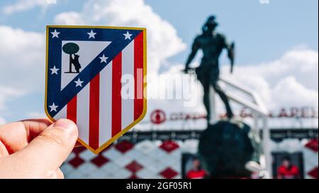 14 giugno 2021 Madrid, Spagna. L'emblema del club calcistico Atletico Madrid sullo sfondo di uno stadio moderno. Foto Stock