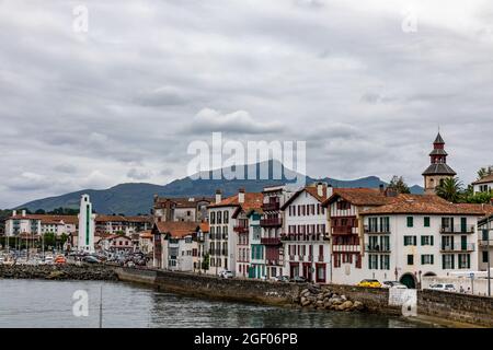 Ciboure Waterfront, Pirenei Atlantici, Paesi Baschi, Francia Foto Stock