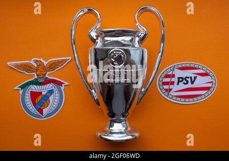 8 agosto 2021 Lisbona, Portogallo. Gli emblemi della PSV Eindhoven e della S.L. Benfica Lisbon e della UEFA Champions League Cup. Foto Stock