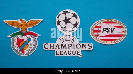 8 agosto 2021 Lisbona, Portogallo. Gli emblemi della PSV Eindhoven e della S.L. Benfica Lisbon e dell'emblema della UEFA Champions League. Foto Stock