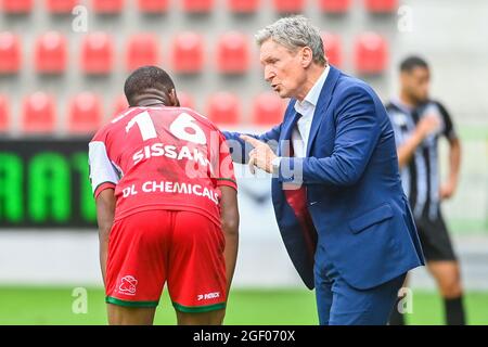 Abdulaye Sissako di Essevee e Francky Dury, allenatore di testa di Essevee, raffigurato durante una partita di calcio tra SV Zulte Wargem e Sporting Charleroi, Sunda Foto Stock