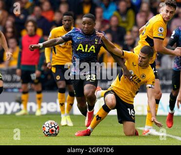 Wolverhampton, Regno Unito. 22 agosto 2021. Steven Bergwijn di Tottenham affrontato da Conor Coady di Wolverhampton Wanderers durante la partita della Premier League a Molineux, Wolverhampton. Solo per uso editoriale, licenza richiesta per uso commerciale. Nessun utilizzo in scommesse, giochi o pubblicazione di un singolo club/campionato/giocatore. Il credito dell'immagine dovrebbe leggere: Andrew Yates/Sportimage Credit: Sportimage/Alamy Live News Credit: Sportimage/Alamy Live News Foto Stock