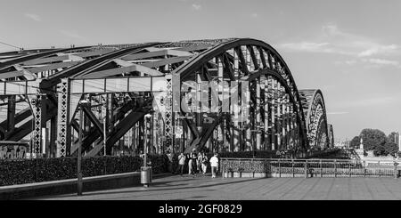 Famoso ponte Hohenzollern a Colonia che conduce alla Cattedrale - CITTÀ DI COLONIA, GERMANIA - 25 GIUGNO 2021 Foto Stock