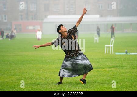 Edimburgo, Scozia, Regno Unito. 22 agosto 2021. Spettacolo di danza all'aperto che si tiene nell'Holyrood Park come parte del Festival Internazionale di Edimburgo. Field - Something for the Future Now è diretto da Christine Devaney e presenta un insieme di artisti di Edimburgo, Field è un'esperienza coinvolgente, Il lavoro di elevazione e gli artisti rispondono al paesaggio circostante e l'uno all'altro seguendo una serie di movimenti e spartiti dal vivo. Che ha Arthur's Seat come sfondo. Iain Masterton/Alamy Live News. Foto Stock