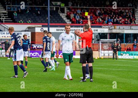 Dundee, Tayside, Scozia, Regno Unito. 22 agosto, Premiership Scozzese: Dundee FC vs Hibernian: Cinch Scottish Premiership fixture Dundee FC contro l'Hibernian di Edimburgo al Dens Park Kilmac Stadium di a Dundee è stato selezionato per la copertura televisiva dal vivo da Sky Sports. Hibernian si trasferì in cima alla classifica scozzese, nonostante l'ultimo titolo di Paul McGowan guadagnò un punto a Dundee in un'energica estrazione del 2-2. Credit: Dundee Photographics/Alamy Live News Foto Stock