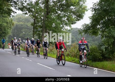 Fort Augustus, Scozia, Regno Unito. 22 agosto 2021. I ciclisti che prendono parte all'Etape Loch Ness hanno chiuso la strada ciclistica sportiva seguendo un percorso a 360 gradi di 66 miglia / 106 km intorno a Loch Ness, Scozia, partendo e finendo a Inverness. Migliaia di sterline saranno raccolti dai partecipanti al Macmillan Cancer Support, l'evento ufficiale di beneficenza. Questa immagine mostra i partecipanti che raggiungono il punto di metà strada vicino a Fort Augustus. Cliff Green/Alamy Foto Stock