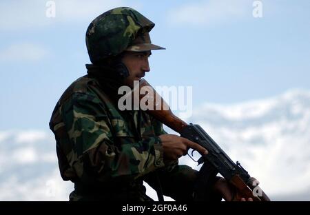 Kabul, Afghanistan -- un tirocinante dell'esercito nazionale afghano impara come fornire la sicurezza perimetrale durante l'addestramento al centro di addestramento militare di Kabul (KMTC). Circa 19 membri dell'Aeronautica militare degli Stati Uniti forniscono guida e mentorship agli istruttori, agli ufficiali e ai tirocinanti presso KMTC. L'ISAF e l'esercito statunitense forniscono la massima guida per l'esercito nazionale afghano per sostenere in modo indipendente la sicurezza del proprio paese. (STATI UNITI Air Force Photo/Tech. SGT. Ricardo Jr.) (rilasciato) Foto Stock