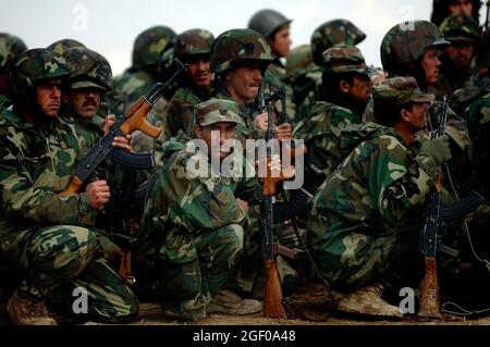 Kabul, Afghanistan -- gli apprendisti dell'esercito nazionale afghano si preparano ad imparare la sicurezza perimetrale durante l'addestramento al centro di addestramento militare di Kabul (KMTC). Circa 19 membri dell'Aeronautica militare degli Stati Uniti forniscono guida e mentorship agli istruttori, agli ufficiali e ai tirocinanti presso KMTC. L'ISAF e l'esercito statunitense forniscono la massima guida per l'esercito nazionale afghano per sostenere in modo indipendente la sicurezza del proprio paese. (STATI UNITI Air Force Photo/Tech. SGT. Ricardo Jr.) (rilasciato) Foto Stock