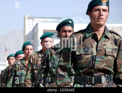 Kabul, Afghanistan – 828 soldati dell'esercito nazionale afghano marciano in formazione durante una cerimonia di laurea al Kabul Military Training Center (KMTC). I soldati afghani hanno completato la loro formazione di base e si schiereranno in tutto il paese a sostegno della difesa nazionale afghana. In un dato giorno 10,000 reclute sono addestrati presso KMTC e Stati Uniti e NATO membri di servizio e appaltatori fornire mentorship e formazione al KMTC. Foto del Dipartimento della Difesa degli Stati Uniti di Lt. CDR. John Gay Foto Stock