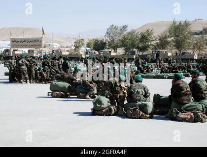 Kabul, Afghanistan – 828 soldati dell'esercito nazionale afghano si preparano a dispiegare in tutto l'Afghanistan dopo aver conseguito la laurea alla formazione di base presso il Kabul Military Training Center (KMTC) il 24 ottobre 2008. In un dato giorno 10,000 reclute sono addestrati presso KMTC e Stati Uniti e NATO membri di servizio e appaltatori fornire mentorship e formazione al KMTC. Due volte al mese KMTC tiene una laurea e dispiega soldati addestrati a difendere l'Afghanistan. Foto del Dipartimento della Difesa degli Stati Uniti di Lt. CDR. John Gay Foto Stock